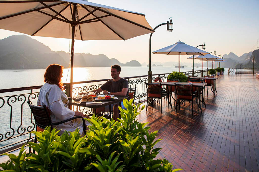 Capture the romance of twilight on your Halong Bay journey